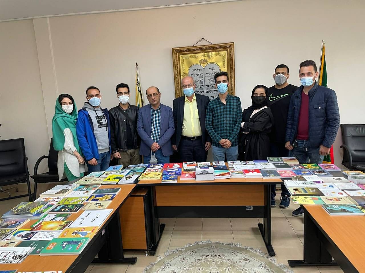 اهداء کتاب به انجمن کلیمیان تهران 