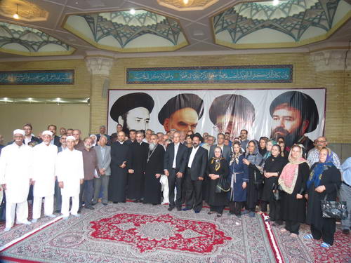عکس دسته جمعی از تمام اقلیتهای مذهبی در سالن مرقد امام خمینی در ارتحال ایشان